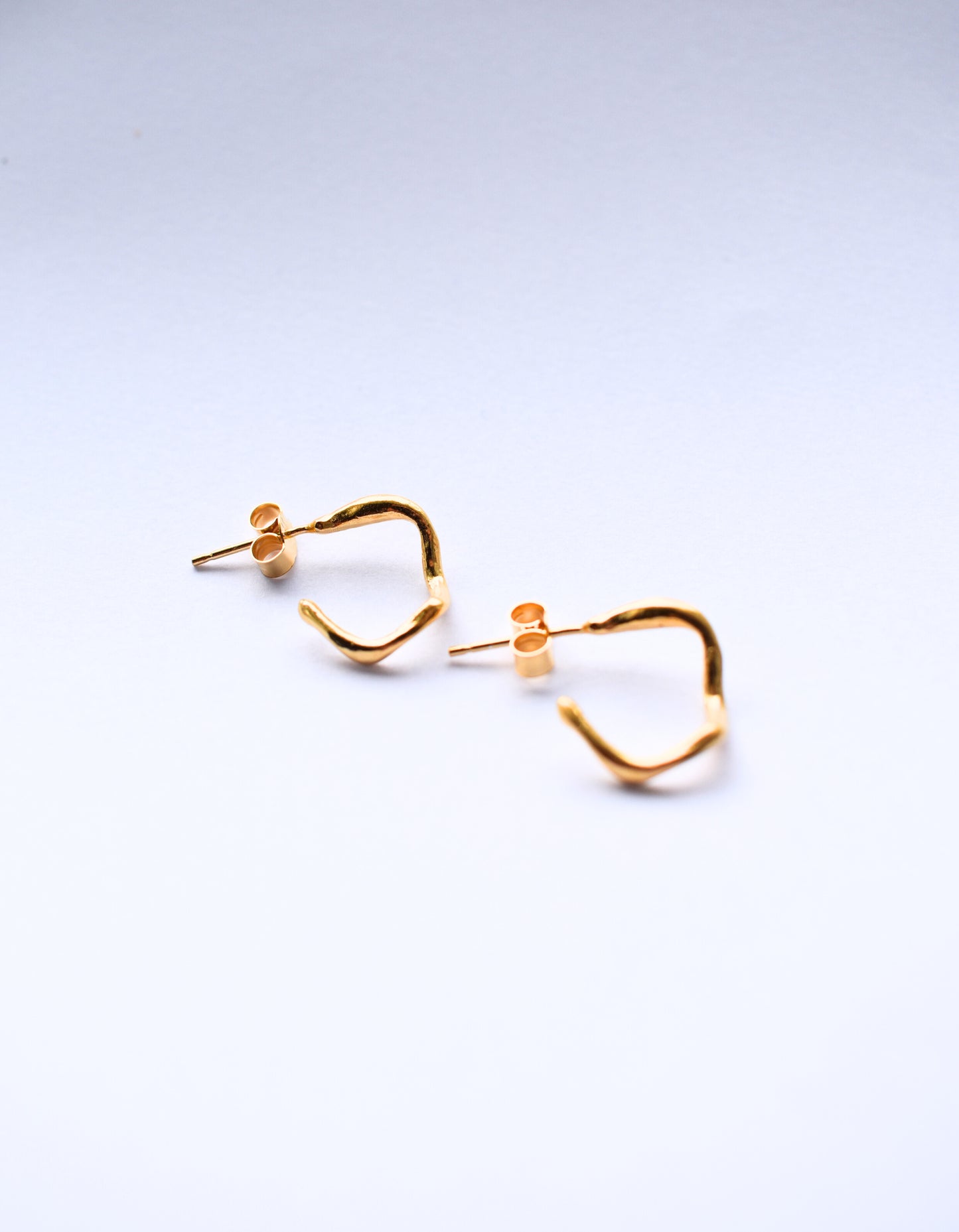 Hannah Bourn Mini Saccostrea wavy hoops in gold.