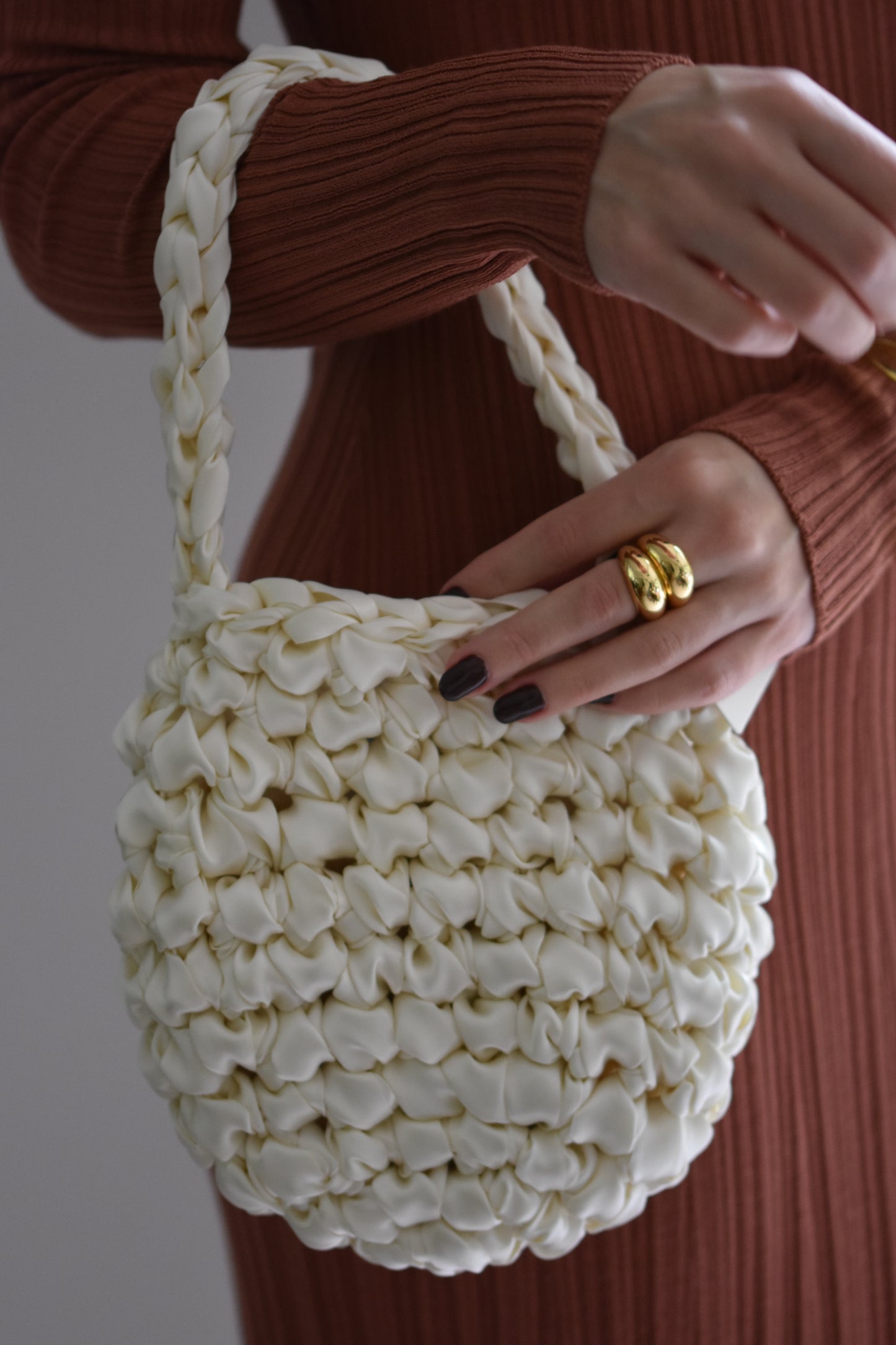 Isla de Gar Hive Bag with crocheted satin ribbon in antique white and Daphine Oli rings in gold.