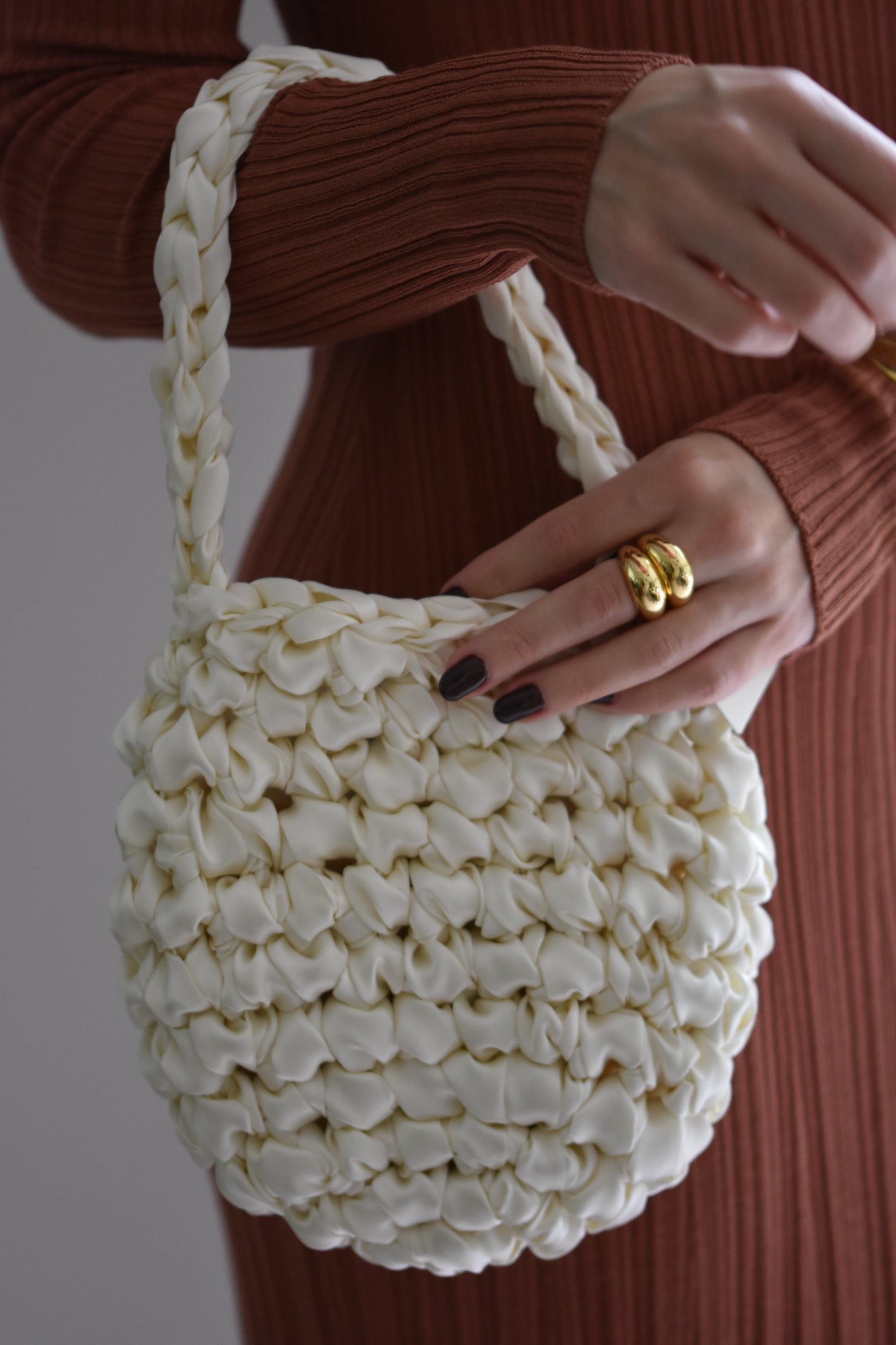 Isla de Gar Hive Bag with crocheted satin ribbon in antique white and Daphine Oli rings in gold.