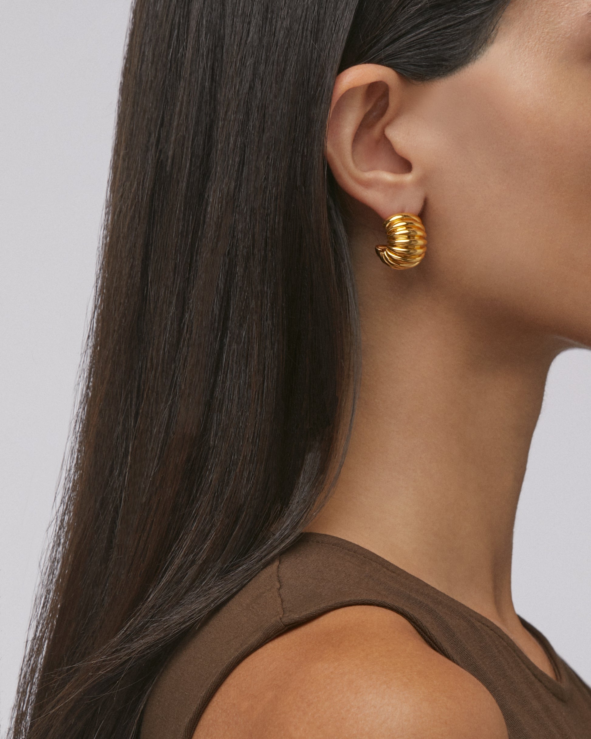 Daphine Clara gold chunky ribbed hoop earrings.