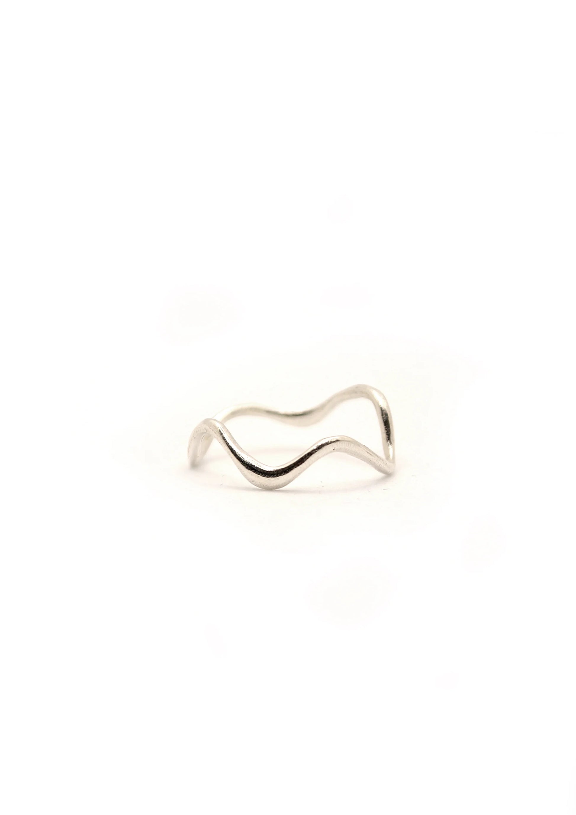 Hannah Bourn Saccostrea wavy ring in silver.